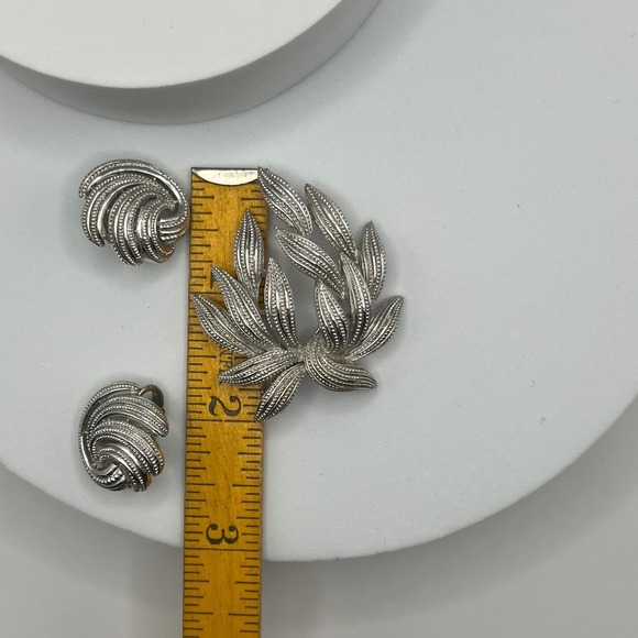 Vintage Crown Trifari Silver Tone Leaf Brooch & Earrings Set Signed Mid Century - Picture 3 of 9